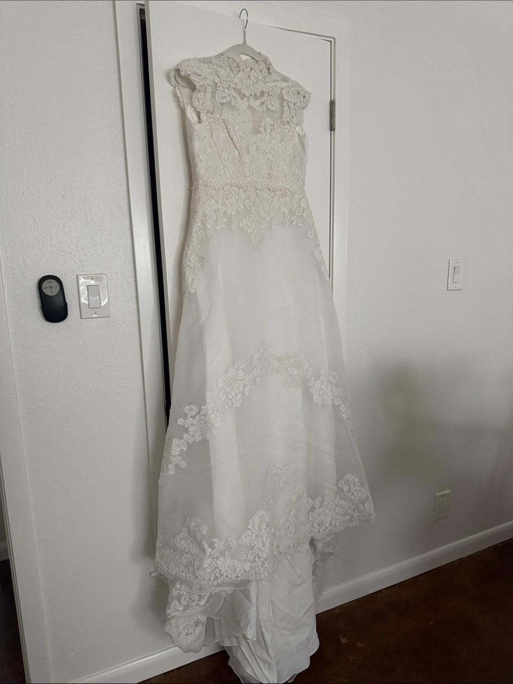 Vintage Ivory Lace Appliqué Bridal Gown